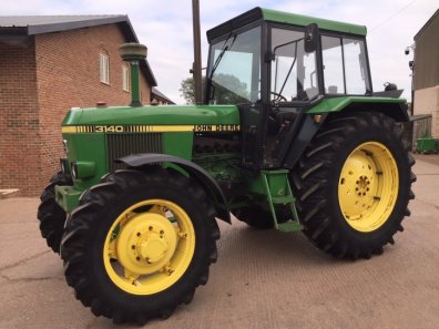 John Deere 3140