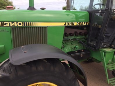 John Deere 3140