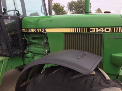 John Deere 3140