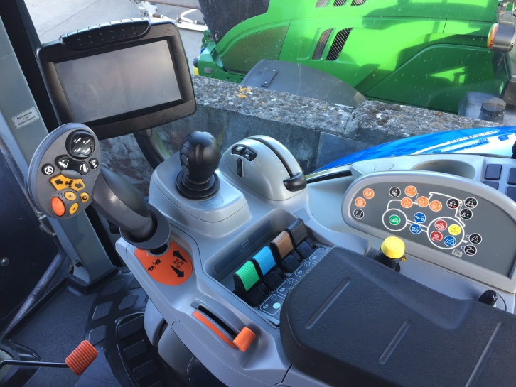 New Holland T7070