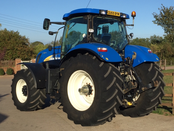 New Holland T7070