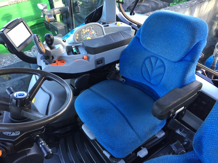 New Holland T7070