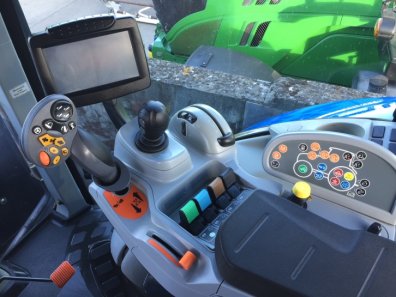New Holland T7070