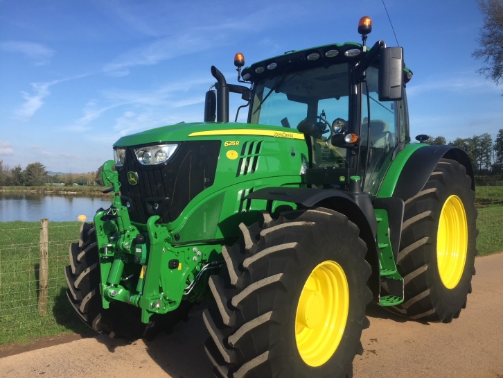 John Deere 6215R