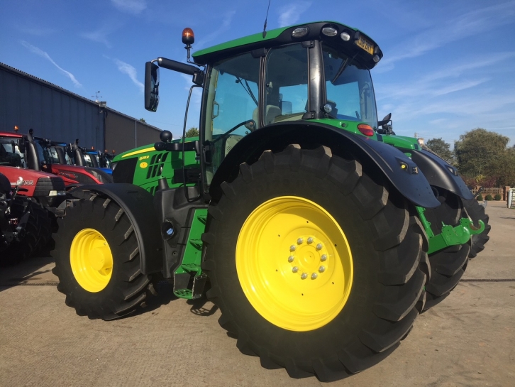 John Deere 6215R