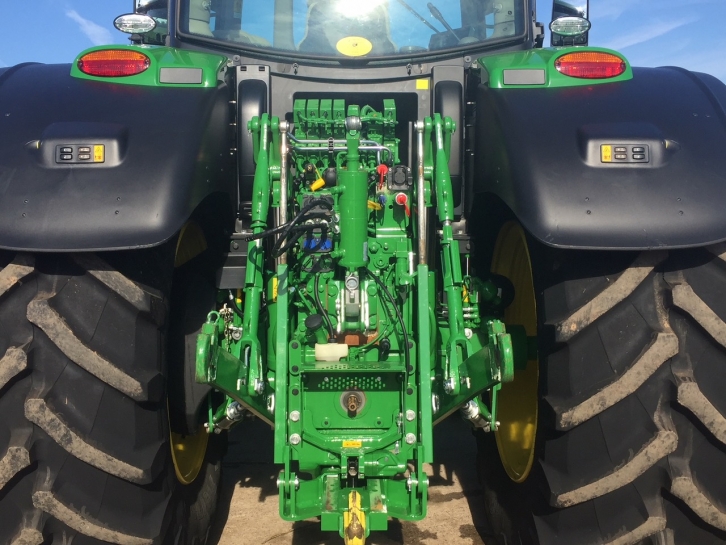 John Deere 6215R