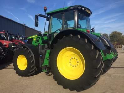 John Deere 6215R