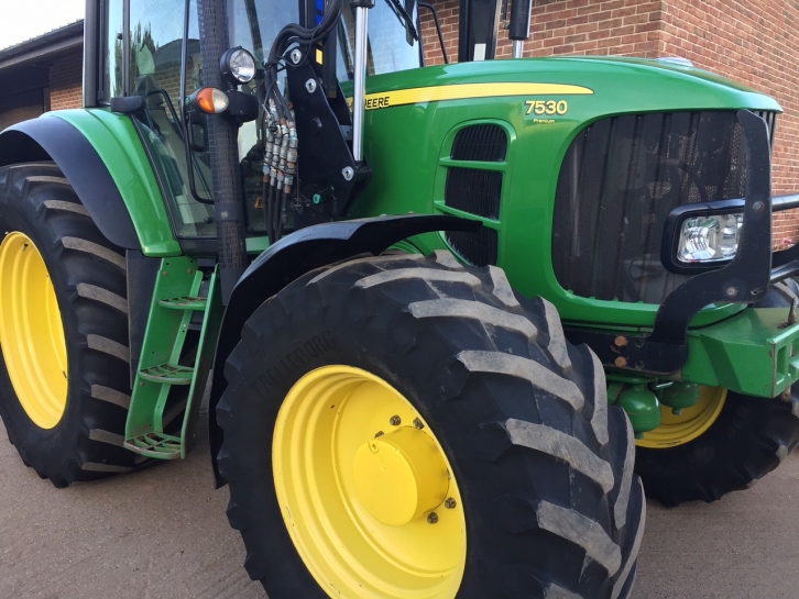 John Deere 7530
