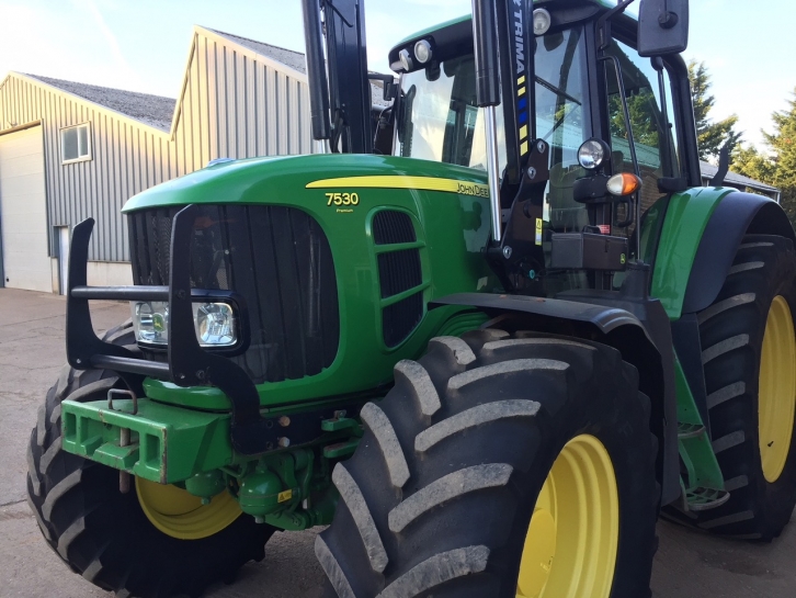 John Deere 7530