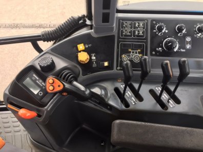 New Holland 8560
