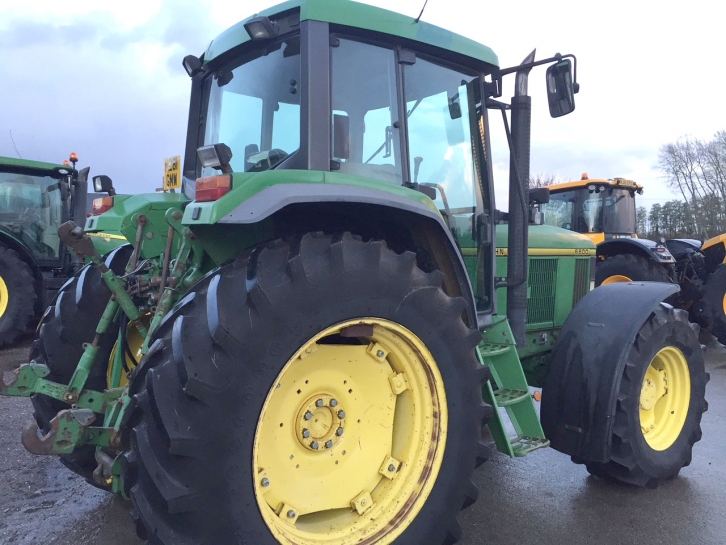 John Deere 6800