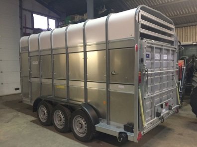 Ifor Williams TA510G3-14 tri-axle 14ft livestock trailer