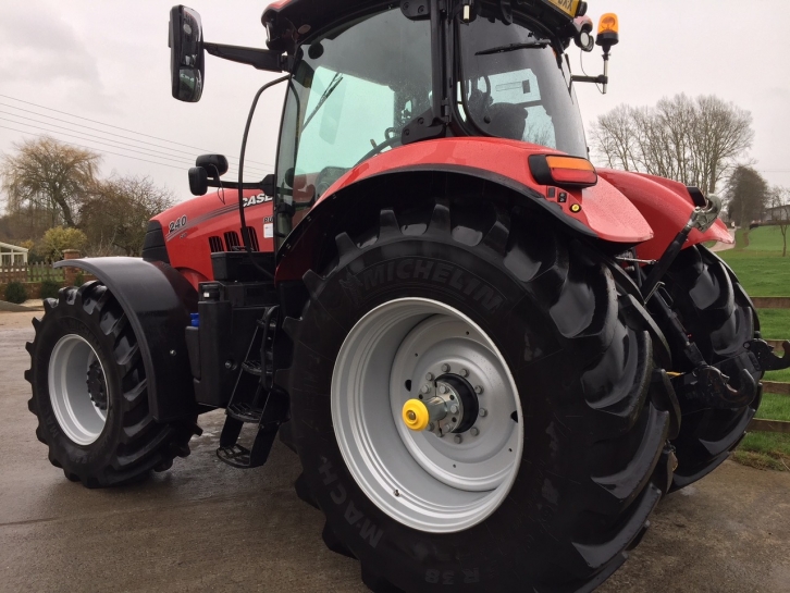 Case CVX 240