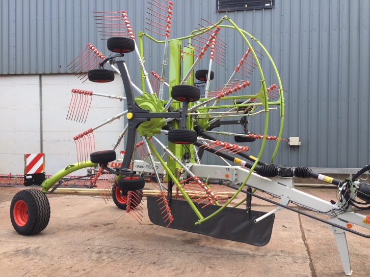 Claas Liner 2800 rake