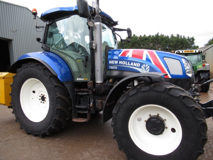 New Holland T6070