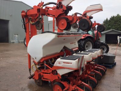 Kuhn Maxima 2 RT 8 row maize drill
