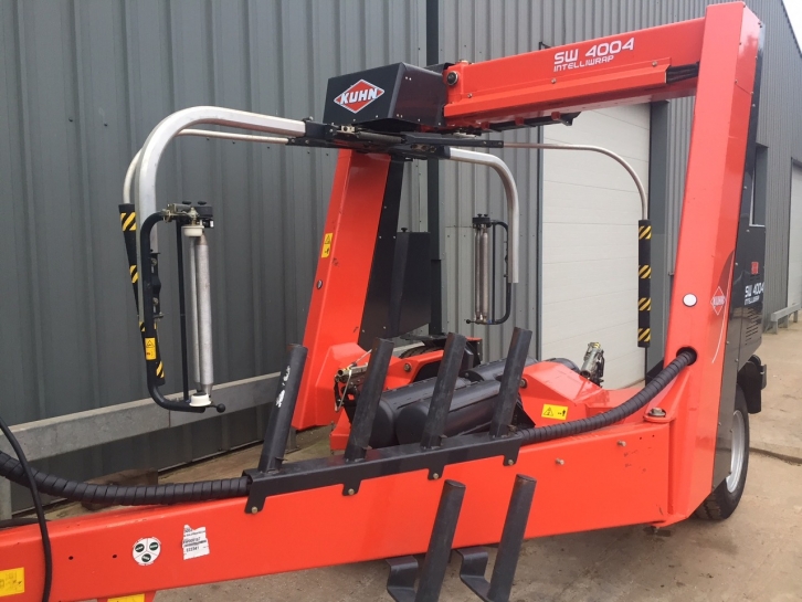 Kuhn SW 4004 Intelliwrap bale wrapper