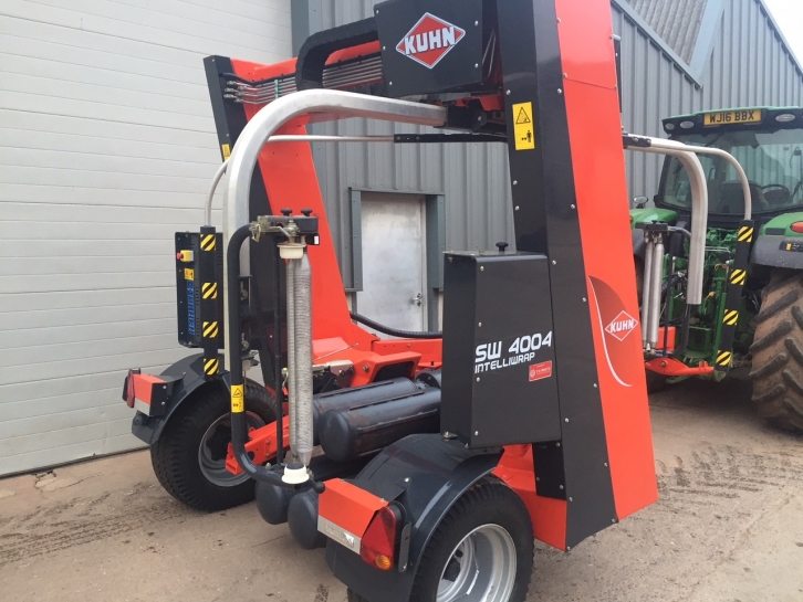 Kuhn SW 4004 Intelliwrap bale wrapper