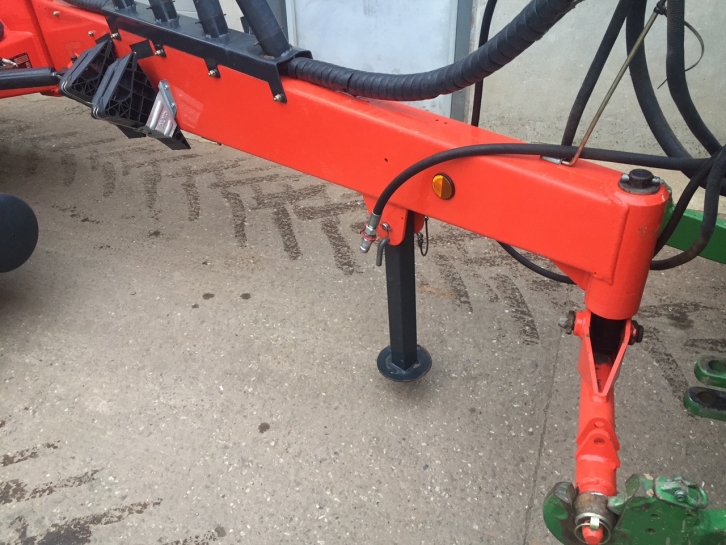 Kuhn SW 4004 Intelliwrap bale wrapper