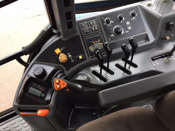 New Holland 8560