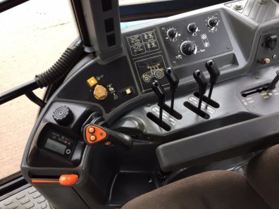 New Holland 8560
