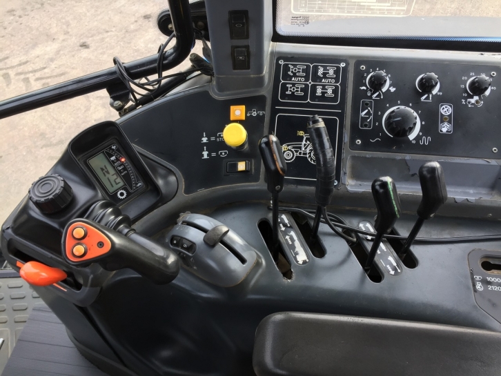 New Holland TM 165