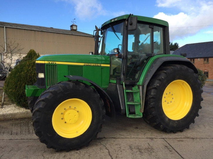 John Deere 6910