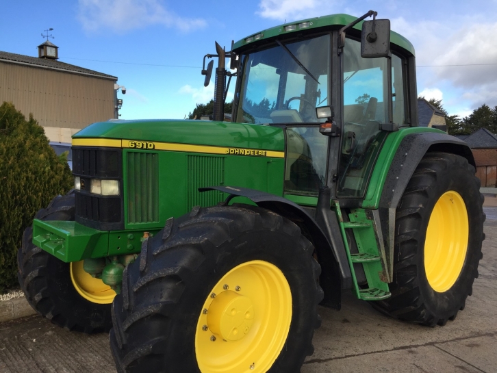 John Deere 6910
