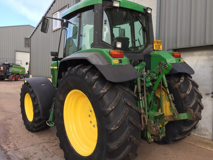 John Deere 6910