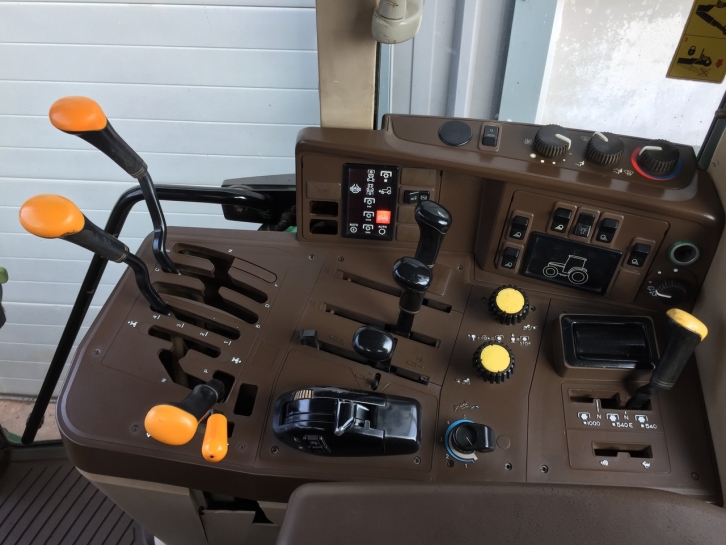 John Deere 6910