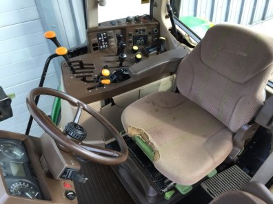 John Deere 6910