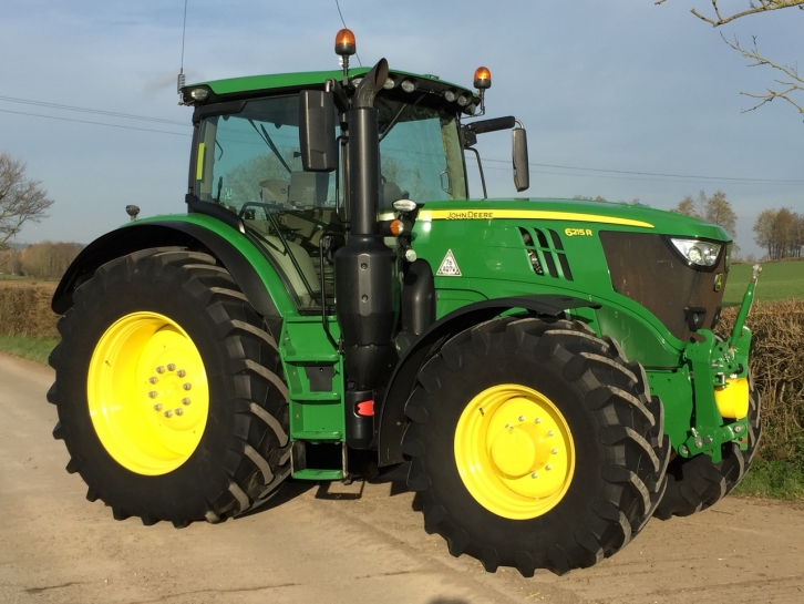 John Deere 6215R