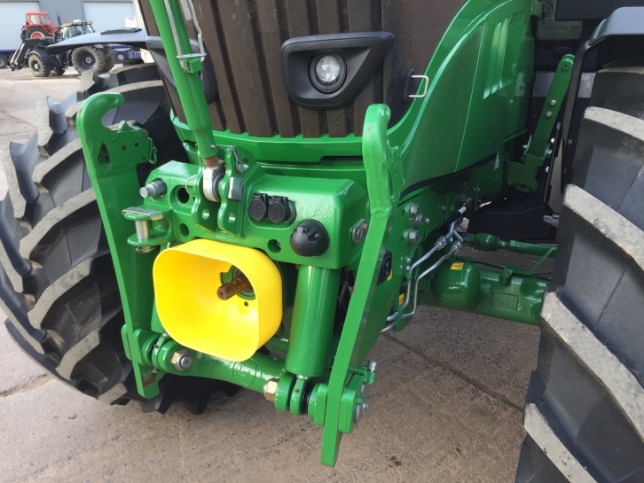 John Deere 6215R
