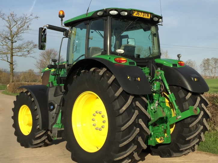John Deere 6215R