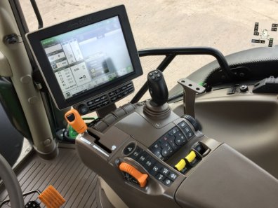 John Deere 6215R