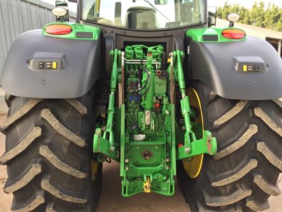 John Deere 6215R