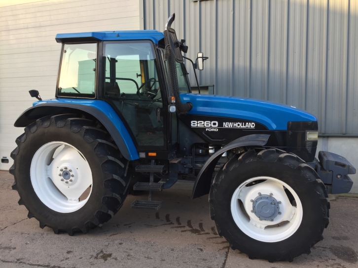 New Holland 8260
