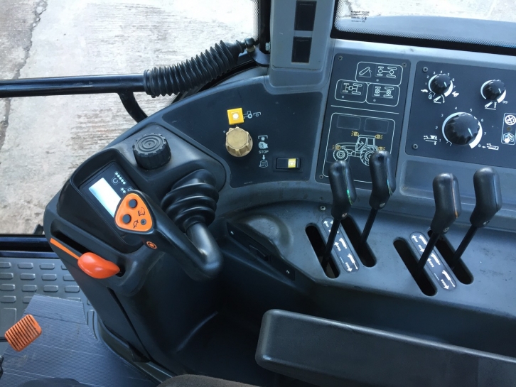 New Holland 8260