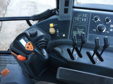 New Holland 8260
