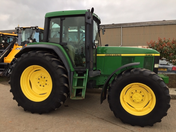 John Deere 6810