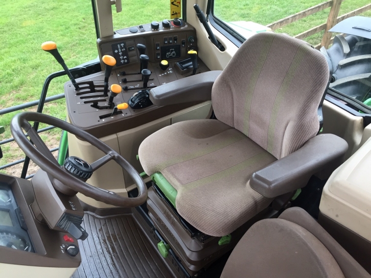 John Deere 6810