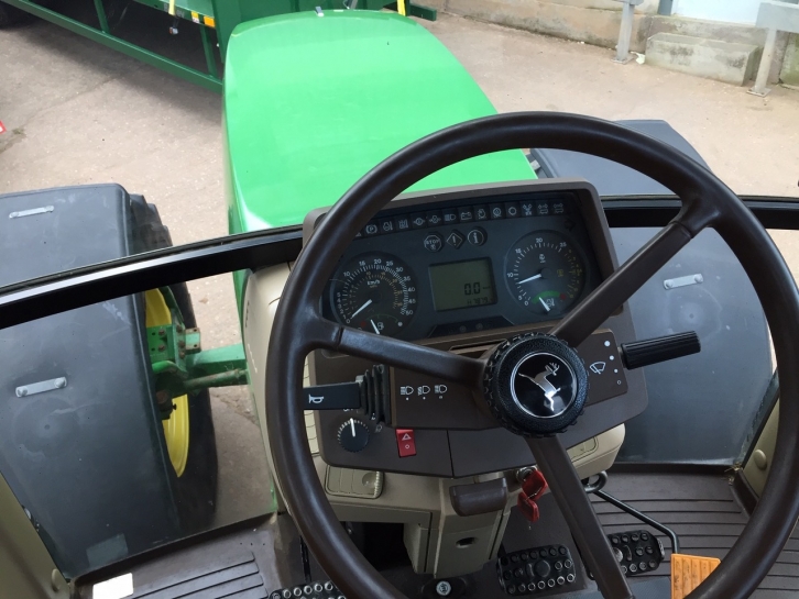 John Deere 6810