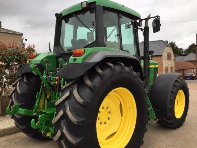 John Deere 6810