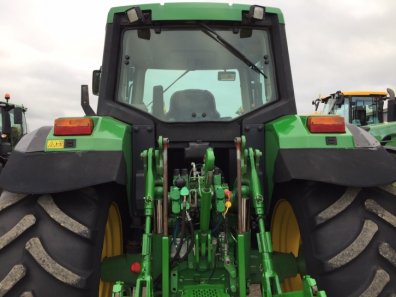 John Deere 6810