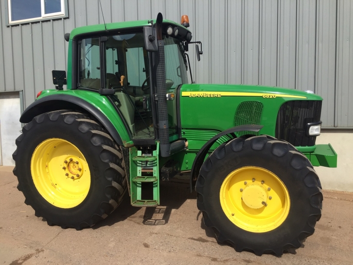 John Deere 6820