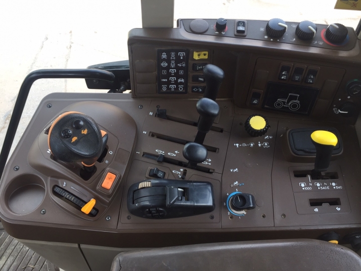 John Deere 6820