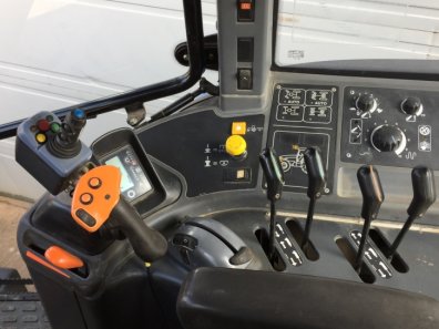 New Holland TM 140