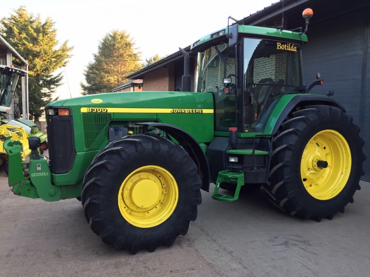 John Deere 8300