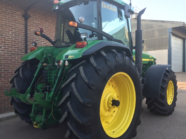 John Deere 8300