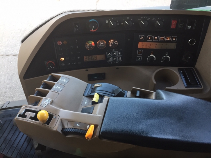 John Deere 8300